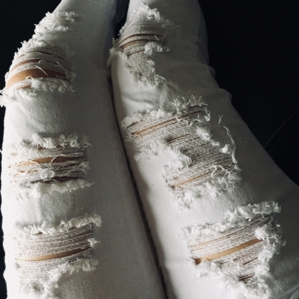 ALMOST FAMOUS destroyed white skinnies